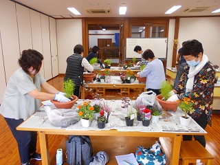 第17回 緑の教室 秋を彩る寄せ植え について掲載しました イベントの様子 緑の相談所