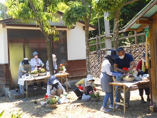 第3回 緑の教室 初夏を彩る寄せ植え について掲載しました イベントの様子 緑の相談所